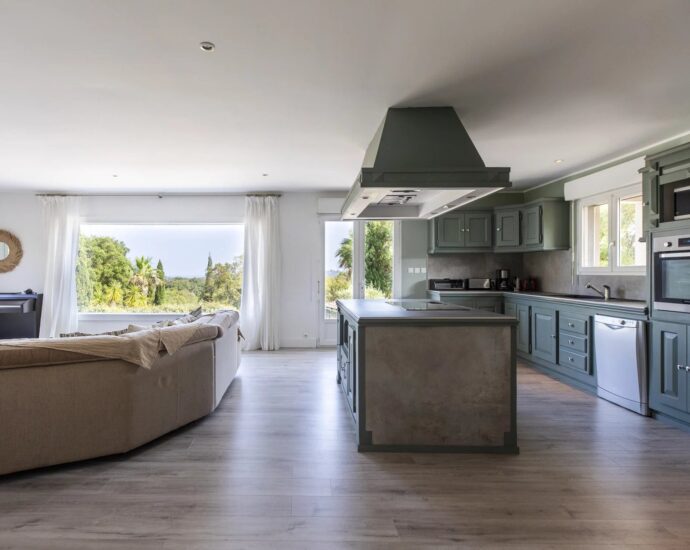 Sainte-Lucie de Porto-Vecchio, 8-Bedroom Villa, Pool, Sea View, Close to the Beach