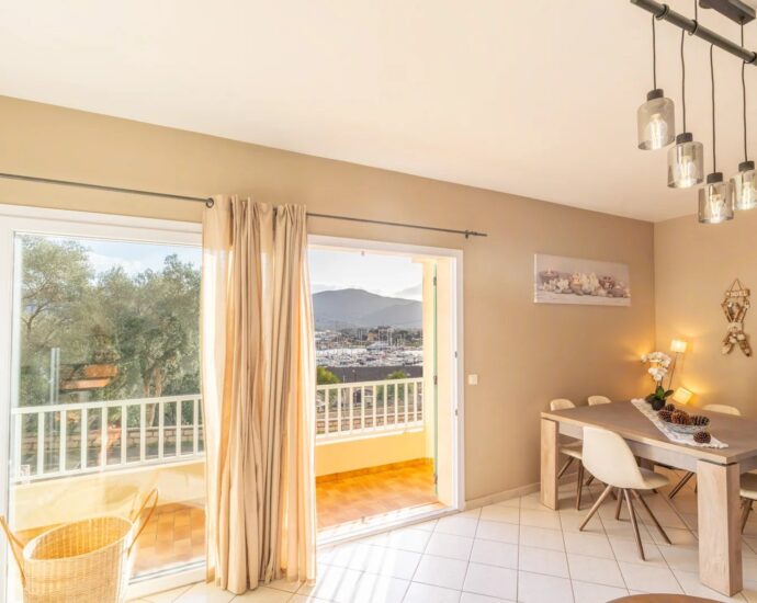 Porto-Vecchio. 3-Bedroom Villa with Studio. Panoramic View of the Port