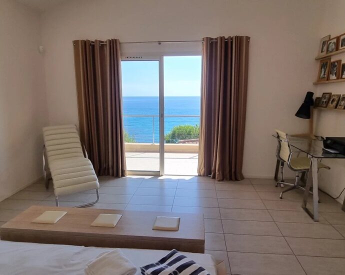 Pinarello, villa, 4 chambres, piscine, pied dans l&rsquo;eau, vue mer