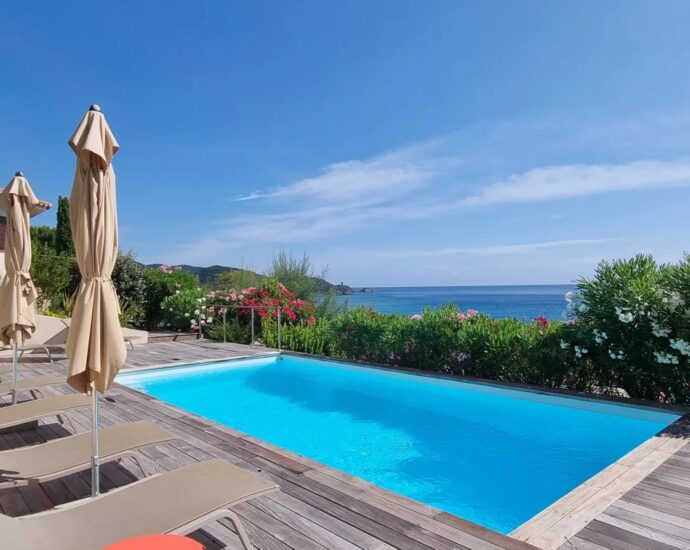 Pinarello, villa, 4 chambres, piscine, pied dans l&rsquo;eau, vue mer