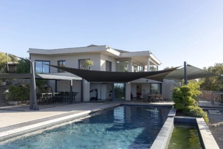 Arasu , Villa contemporaine, 8 chambres, piscine à  débordement, vue mer panoramique, proche plage