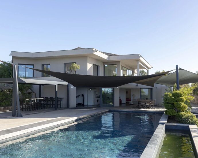 Arasu , Villa contemporaine, 8 chambres, piscine à  débordement, vue mer panoramique, proche plage