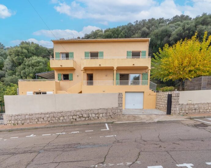 Porto-Vecchio. 3-Bedroom Villa with Studio. Panoramic View of the Port