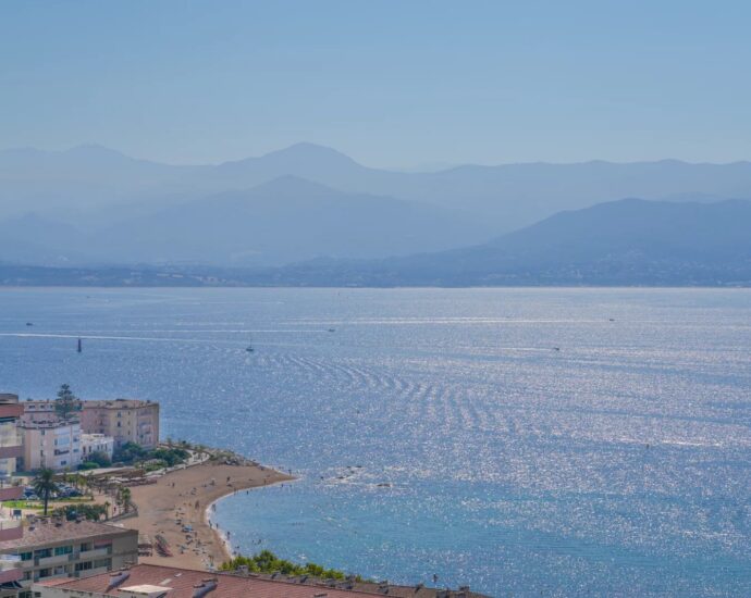 Ajaccio, Duplex Apartment, 4 Bedrooms, terrace, panoramic sea View, close to the Beach