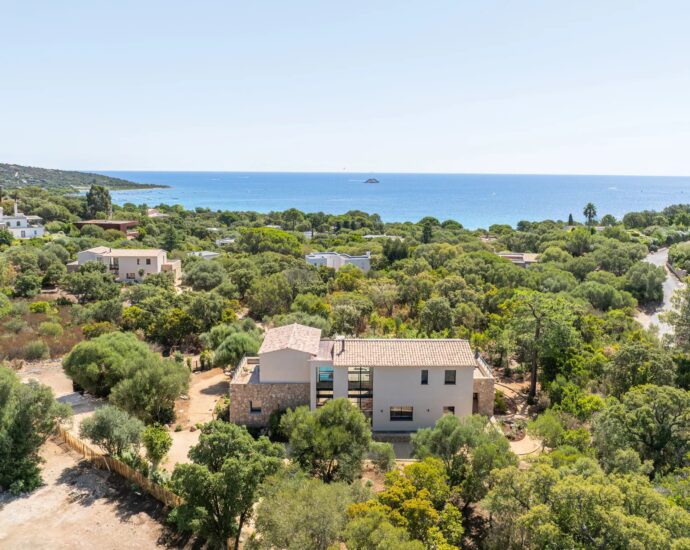 Exclusivité, Pinarello, Villa neuve en pierre, 4 chambres, piscine, vue mer et plage à pied