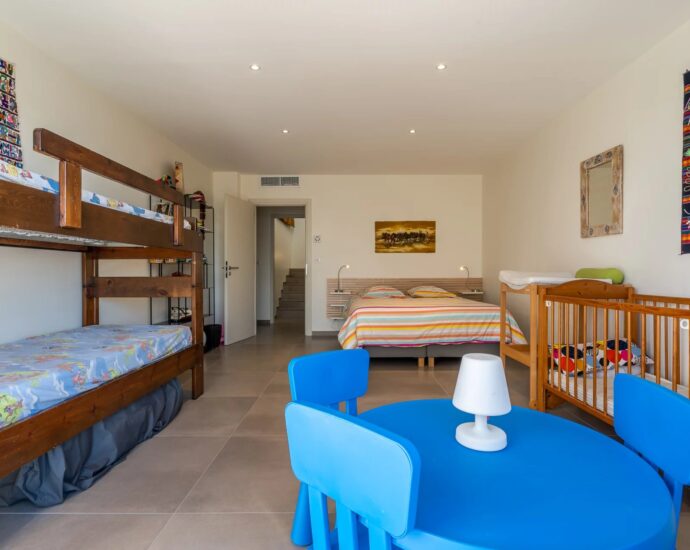 Lumio, Architect-designed villa, 6 bedrooms, panoramic sea view, heated pool, close to beaches