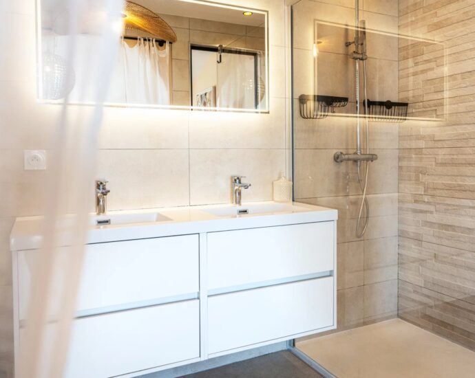 Ajaccio, Route des Sanguinaires, Duplex apartment, 4 bedrooms, panoramic sea view, walking distance to the beach