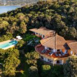 Coti-Chiavari – Property located on the Castagna Peninsula with a 6-bedroom villa and panoramic sea views
