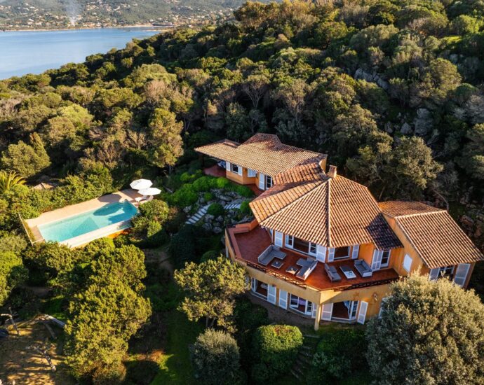 Coti-Chiavari – Property located on the Castagna Peninsula with a 6-bedroom villa and panoramic sea views