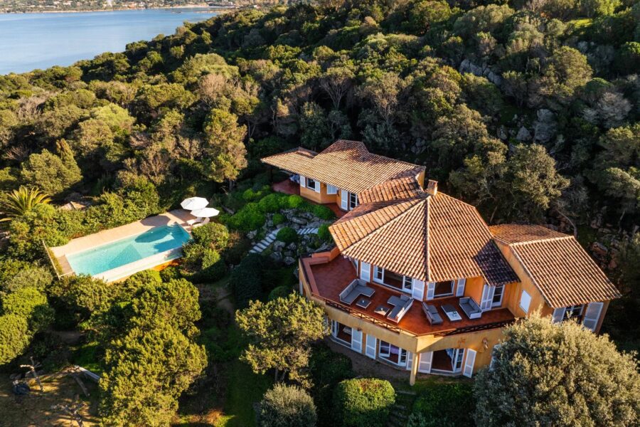Coti-Chiavari – Property located on the Castagna Peninsula with a 6-bedroom villa and panoramic sea views