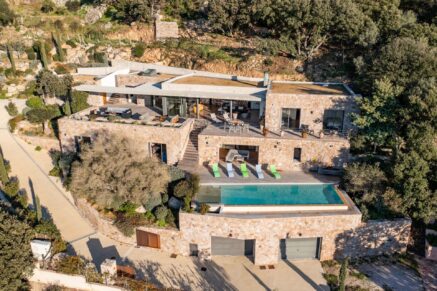 Lumio, Architect-designed villa, 6 bedrooms, panoramic sea view, heated pool, close to beaches