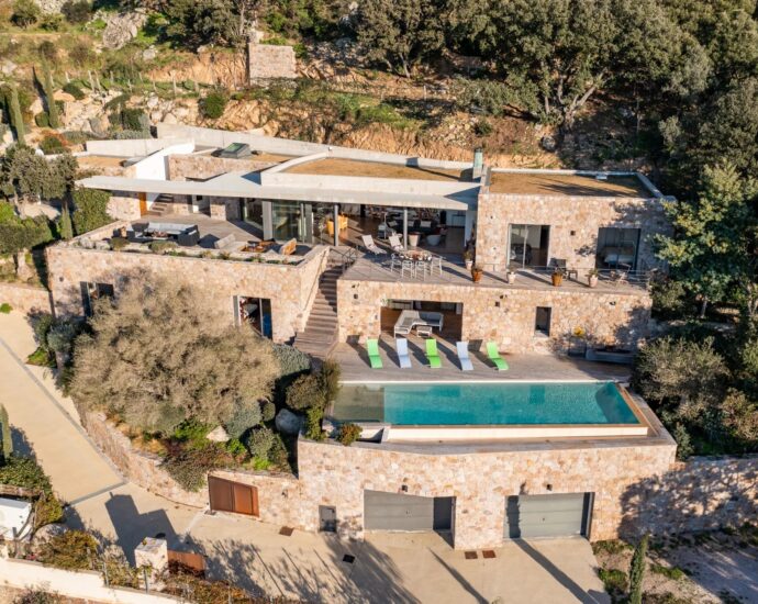 Lumio, Architect-designed villa, 6 bedrooms, panoramic sea view, heated pool, close to beaches