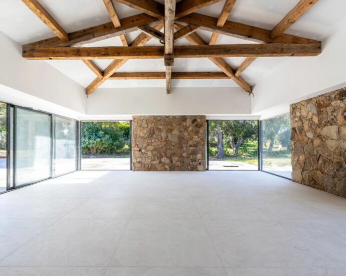 Exclusive Listing – Porto-Vecchio, architect-designed villa, 6 bedrooms, pool, mountain view