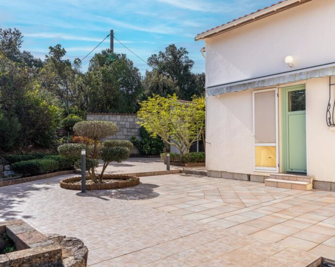 Ste Lucie de Porto-Vecchio,  Villa T4 vue montagnes, proche plage