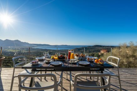 Lumio, Architect-designed villa, 6 bedrooms, panoramic sea view, heated pool, close to beaches