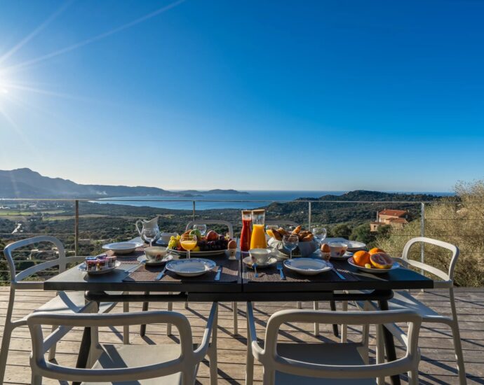 Lumio, Architect-designed villa, 6 bedrooms, panoramic sea view, heated pool, close to beaches