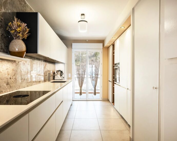 Ajaccio, Route des Sanguinaires, Duplex apartment, 4 bedrooms, panoramic sea view, walking distance to the beach