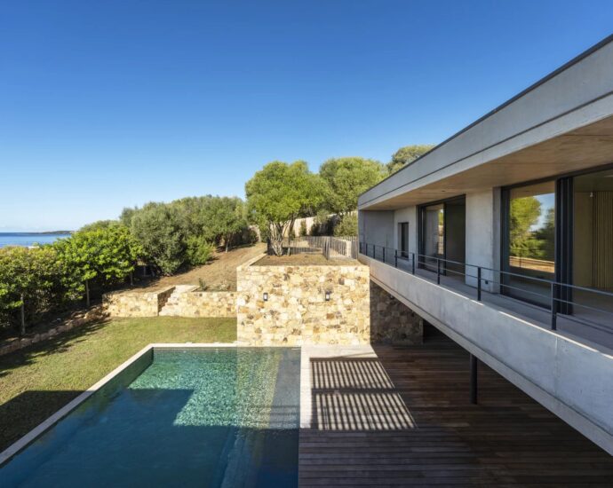 Abbartello, Olmeto, Architect-Designed Villa, 6 bedrooms, pool, Panoramic sea view, Walking distance to the beach