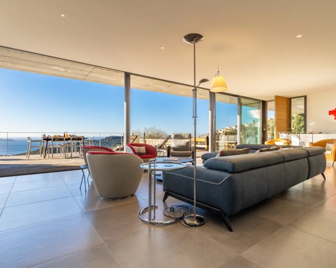 Lumio, Architect-designed villa, 6 bedrooms, panoramic sea view, heated pool, close to beaches