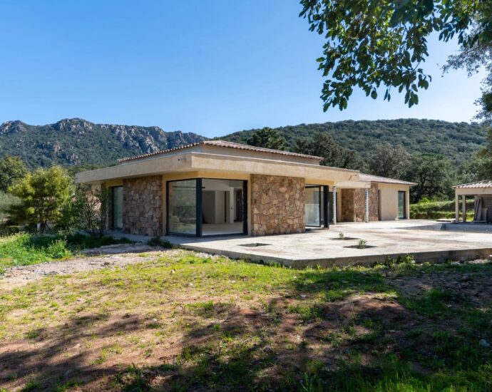 Porto-Vecchio, Villa d&rsquo;architecte, 6 chambres, piscine, vue montagne