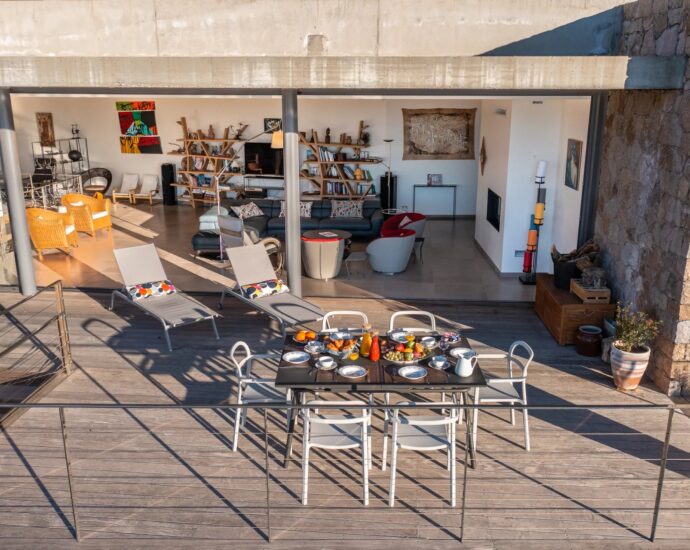 Lumio, Architect-designed villa, 6 bedrooms, panoramic sea view, heated pool, close to beaches