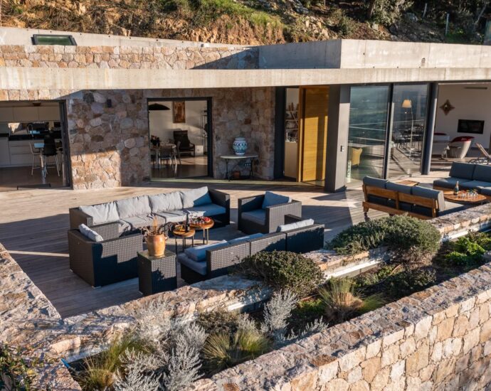 Lumio, Architect-designed villa, 6 bedrooms, panoramic sea view, heated pool, close to beaches