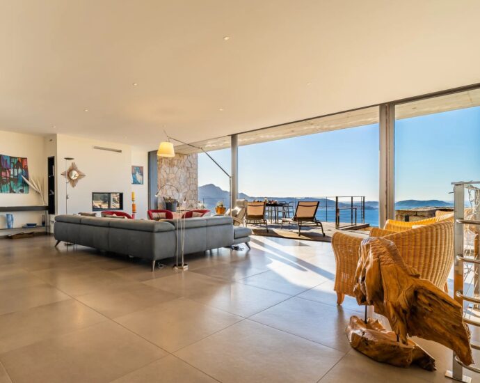 Lumio, Architect-designed villa, 6 bedrooms, panoramic sea view, heated pool, close to beaches