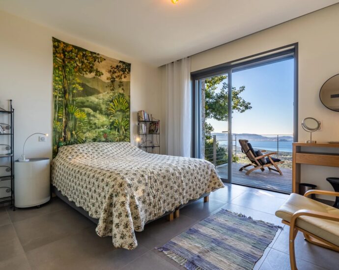 Lumio, Architect-designed villa, 6 bedrooms, panoramic sea view, heated pool, close to beaches