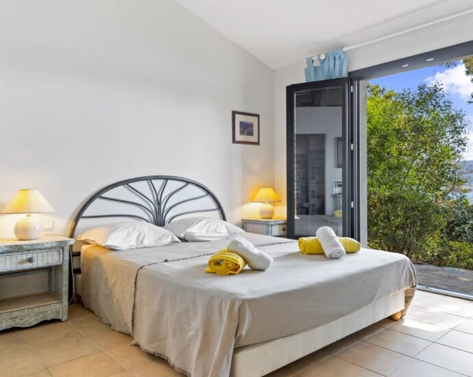 Porto Vecchio, Domaine de Cala Rossa, 5 chambres, vue mer et pied dans l’eau, Villa Mare