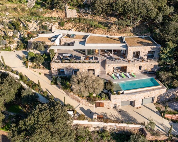 Lumio, Architect-designed villa, 6 bedrooms, panoramic sea view, heated pool, close to beaches