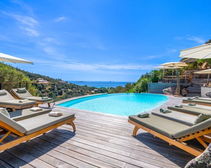 Palombaggia, villa 5 chambres, piscine, vue mer et montagnes