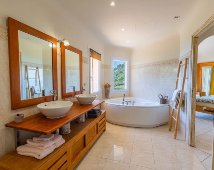 Palombaggia, 5 bedroom villa, swimming pool, sea and mountain views