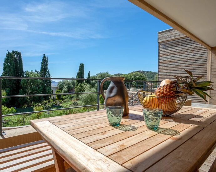 Lumio, 5 Bedroom Villa with Independent Apartment, Heated Pool, Close to the Beache