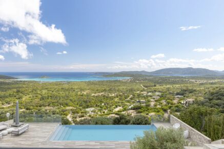 Saint-Cyprien, 5 bedroom villa, a 2 bedroom independent apartment, swimming pool, sea view, close to the beach