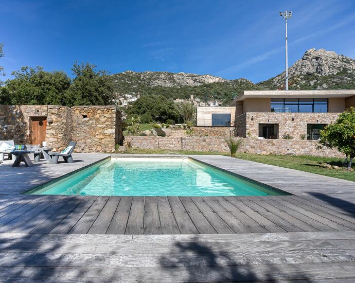 Lumio, Villa 5 chambres, appartement indépendant, piscine chauffée, proche des plages