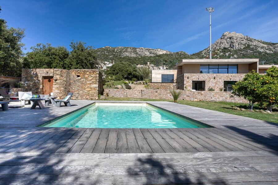 Lumio, 5 Bedroom Villa with Independent Apartment, Heated Pool, Close to the Beache