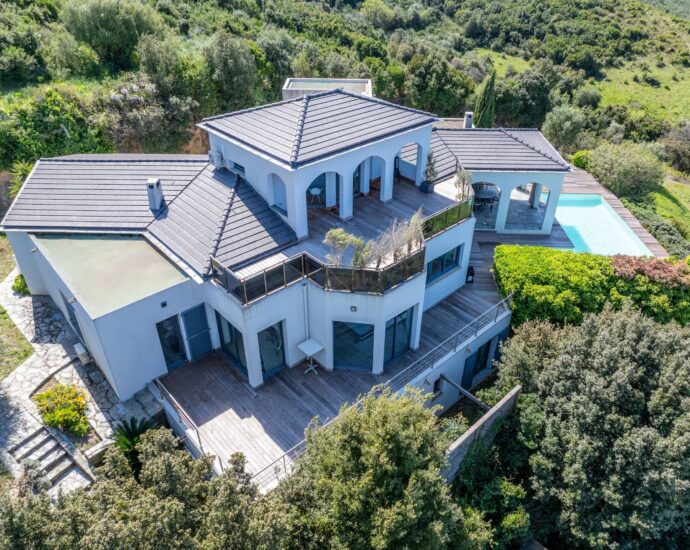 Oletta, villa d&rsquo;architecte, 5 chambres,  piscine, vue mer et montagnes panoramique proche plage