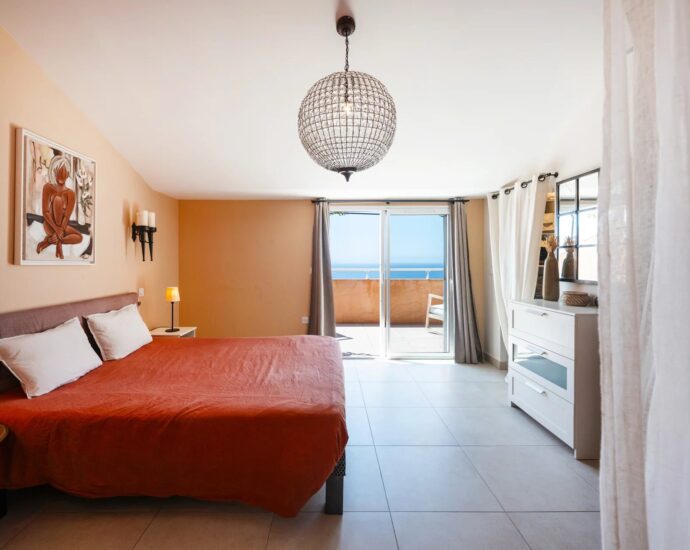 Ajaccio, Route des Sanguinaires, Duplex apartment, 4 bedrooms, panoramic sea view, walking distance to the beach