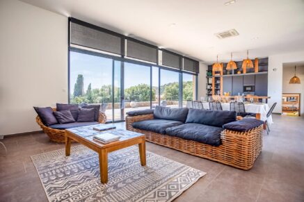 Lumio, 5 Bedroom Villa with Independent Apartment, Heated Pool, Close to the Beache