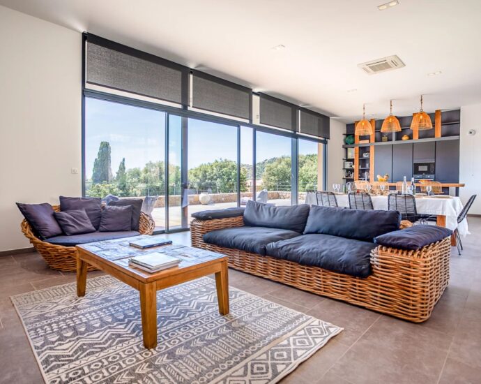 Lumio, 5 Bedroom Villa with Independent Apartment, Heated Pool, Close to the Beache