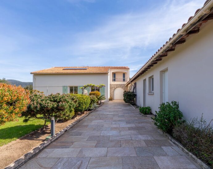 Ste Lucie de Porto-Vecchio,  Villa T4 vue montagnes, proche plage