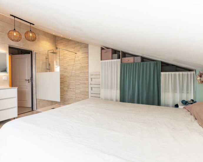 Ajaccio, Route des Sanguinaires, Duplex apartment, 4 bedrooms, panoramic sea view, walking distance to the beach