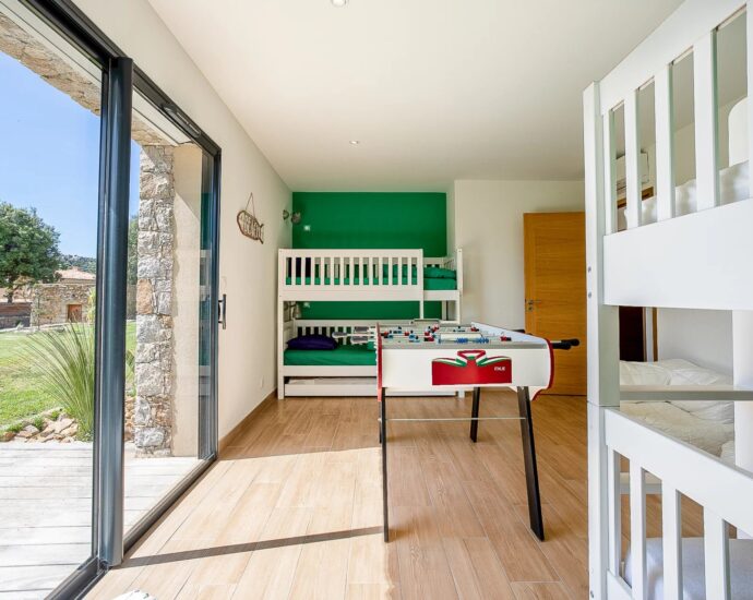 Lumio, 5 Bedroom Villa with Independent Apartment, Heated Pool, Close to the Beache