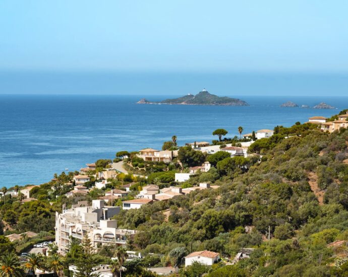 Ajaccio, Route des Sanguinaires, Duplex apartment, 4 bedrooms, panoramic sea view, walking distance to the beach