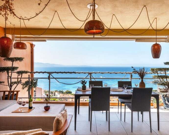 Ajaccio, Route des Sanguinaires, Duplex apartment, 4 bedrooms, panoramic sea view, walking distance to the beach