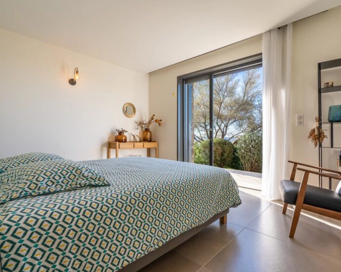 Lumio, Architect-designed villa, 6 bedrooms, panoramic sea view, heated pool, close to beaches