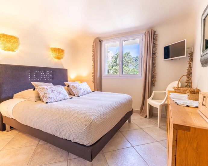 Palombaggia, 5 bedroom villa, swimming pool, sea and mountain views