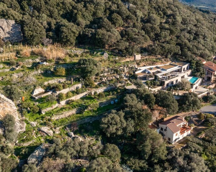 Lumio, Architect-designed villa, 6 bedrooms, panoramic sea view, heated pool, close to beaches