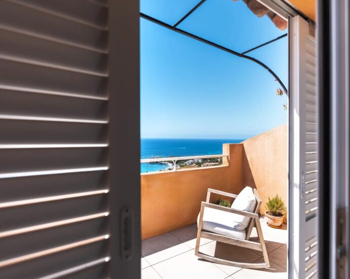 Ajaccio, Route des Sanguinaires, Duplex apartment, 4 bedrooms, panoramic sea view, walking distance to the beach