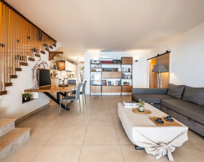 Ajaccio, Route des Sanguinaires, Duplex apartment, 4 bedrooms, panoramic sea view, walking distance to the beach